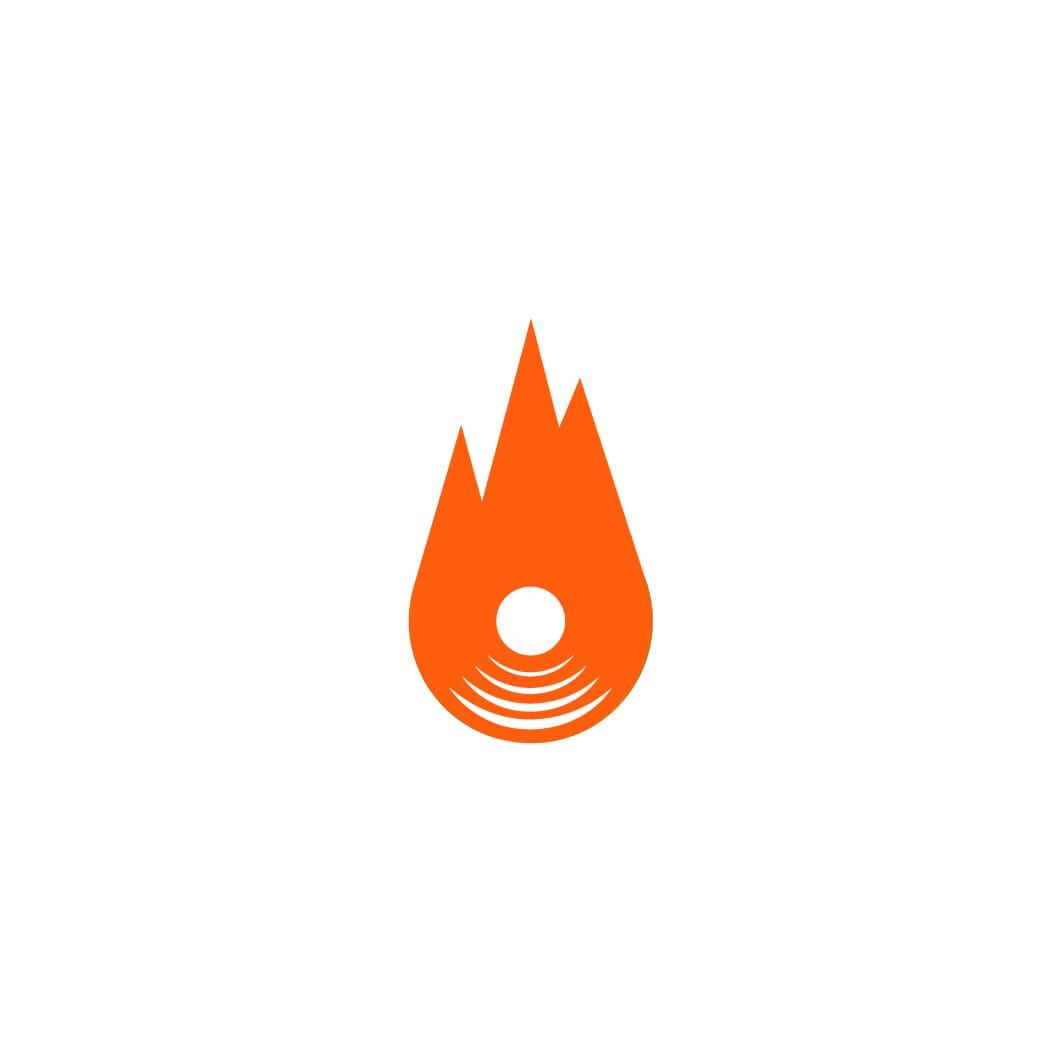 Pictogramme seul (icône) du logo du média digital TopLine. L'icône est une forme de flamme stylisée, de couleur orange vif, avec des pointes. À l'intérieur de la flamme, dans la partie inférieure, un motif de disque vinyle ou de cercle concentrique symbolise la musique et l'énergie du rap. Ce picto est utilisé dans la charte graphique de TopLine pour la stratégie réseaux sociaux et l'identité visuelle du média musical, conçu par Nux-Studio.