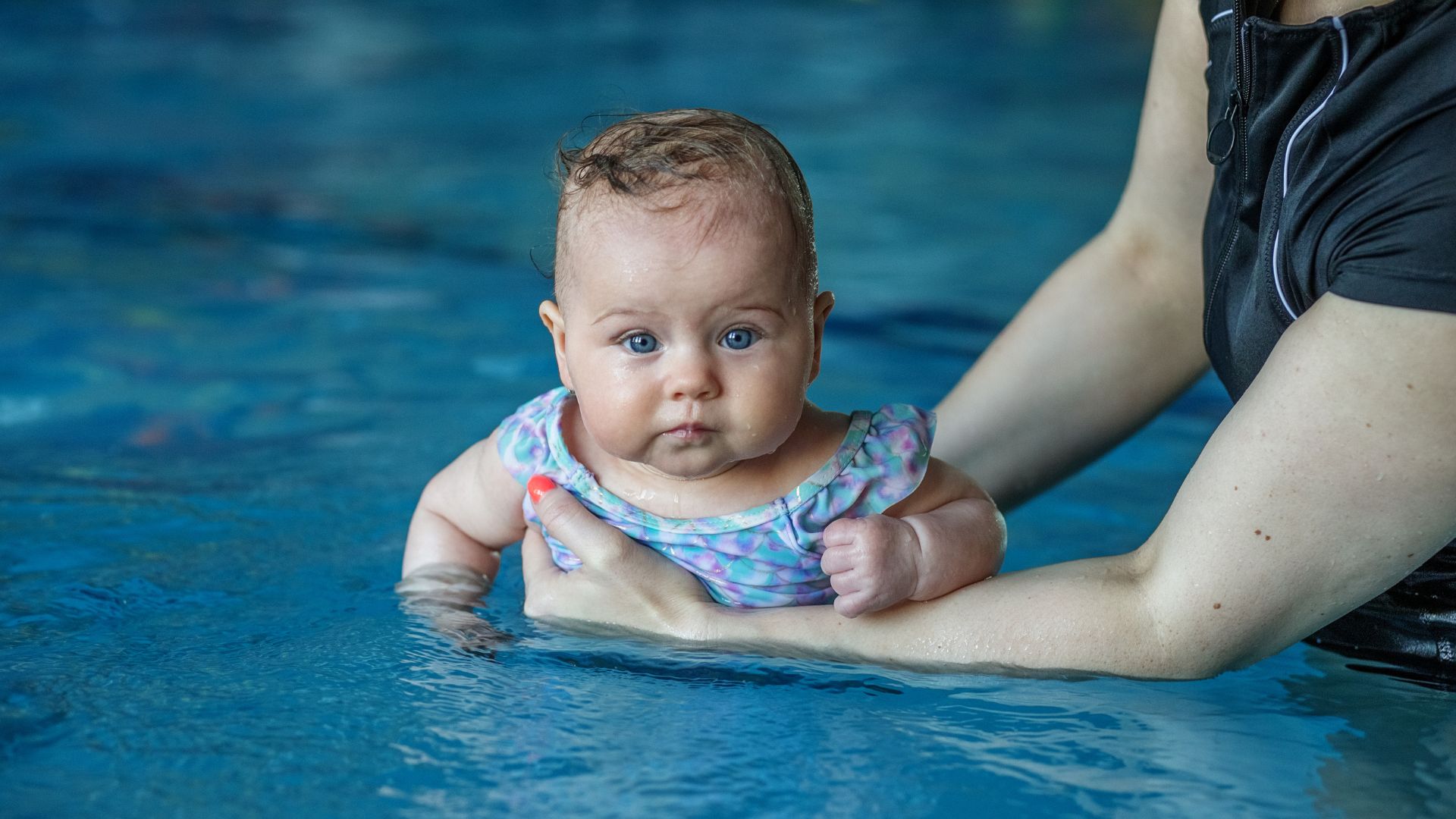 Babyschwimmen im Campusbad Ludwigsburg – Elternteil begleitet Baby im Wasser (Schwimmcampus KIDS Minis)