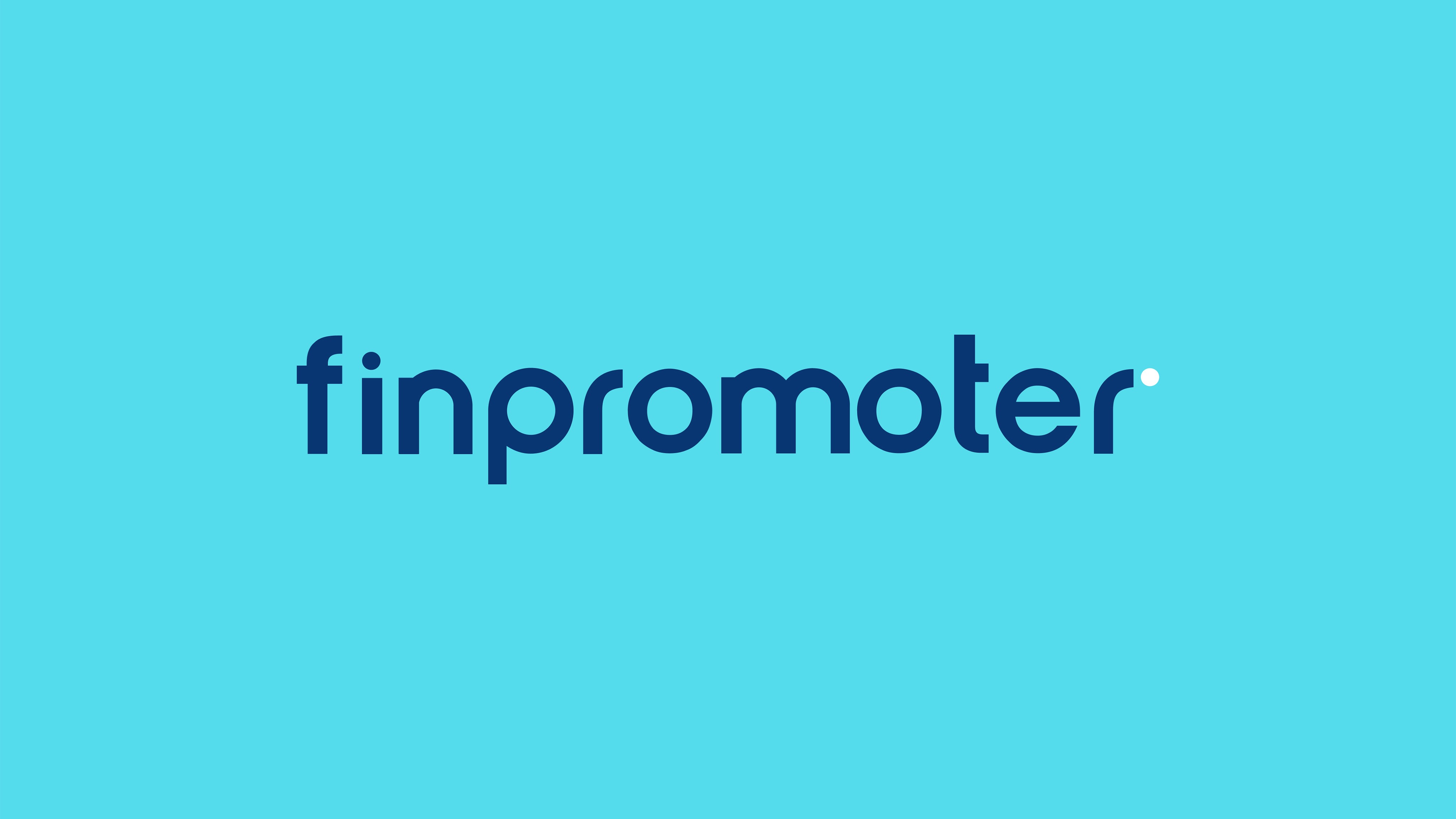 Logo Finpromoter blu scuro con un piccolo punto bianco alla fine su uno sfondo azzurro