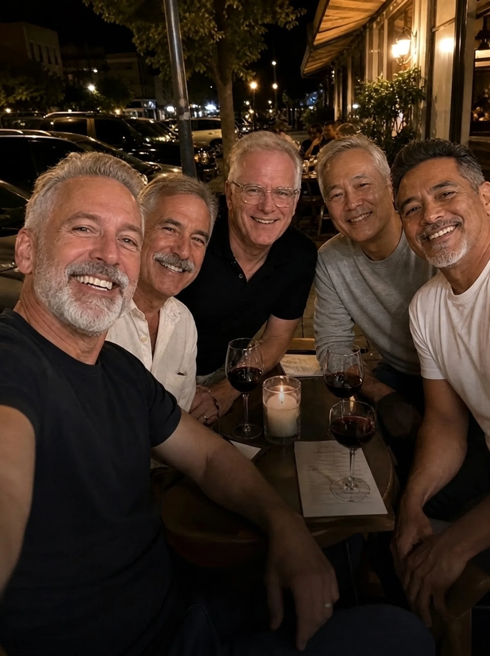 4 men having fun at Mingleo dinner