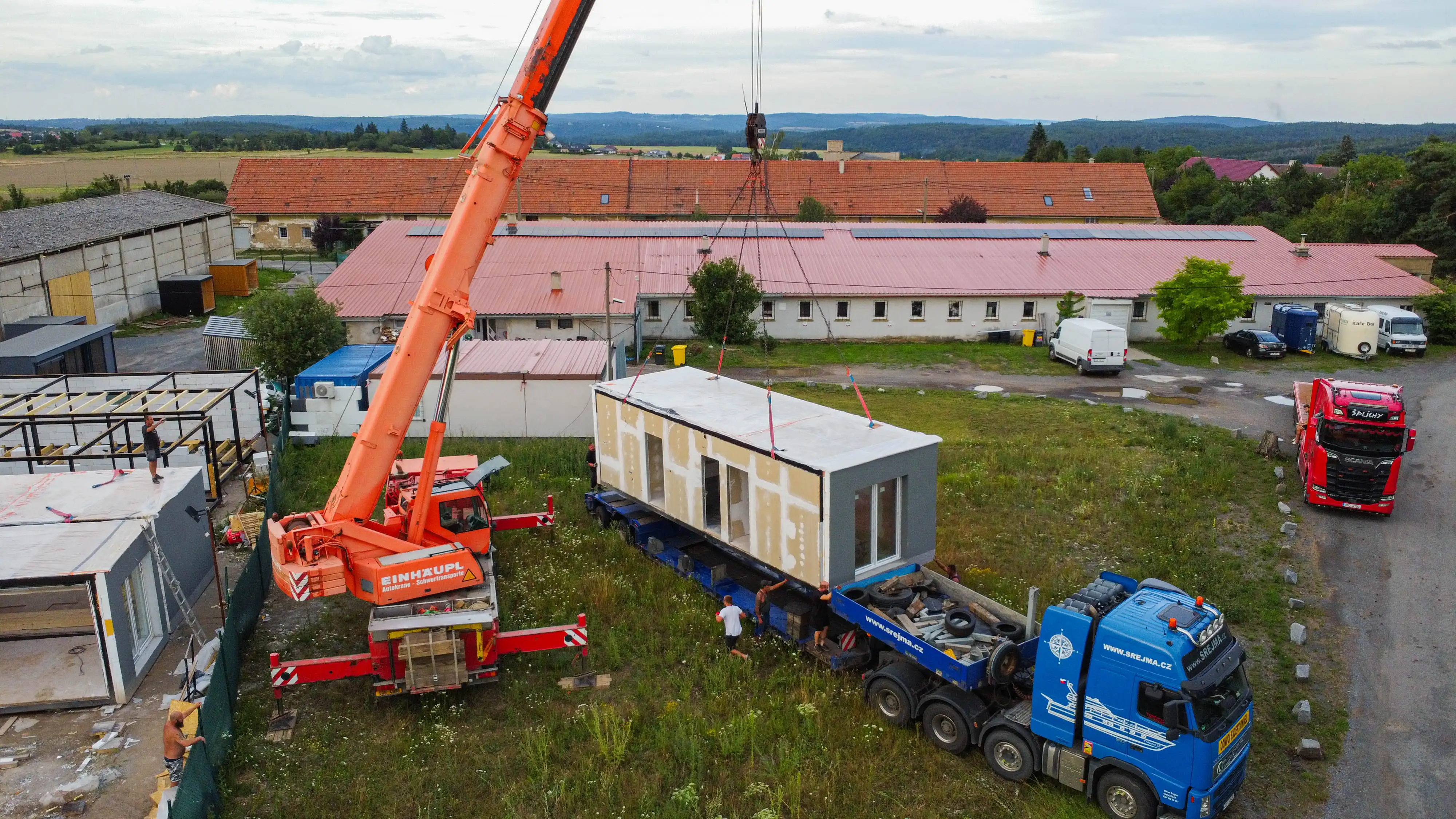 Proces nakládání modulového zděného domu na kamion