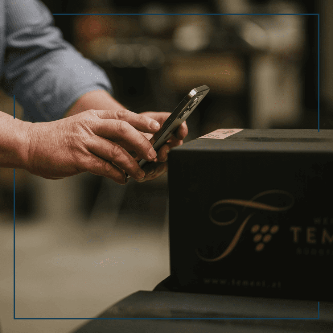 Eine Box wir mit einem handy abgescannt