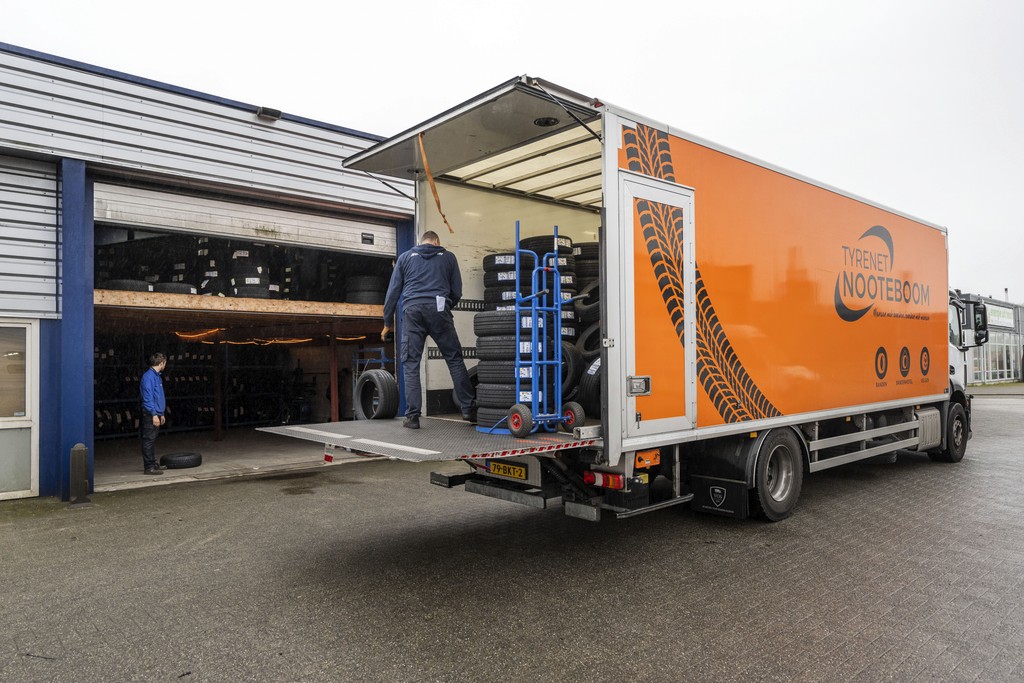 Lossen van vrachtwagen met banden