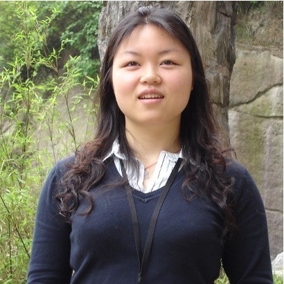 女性站在自然背景中