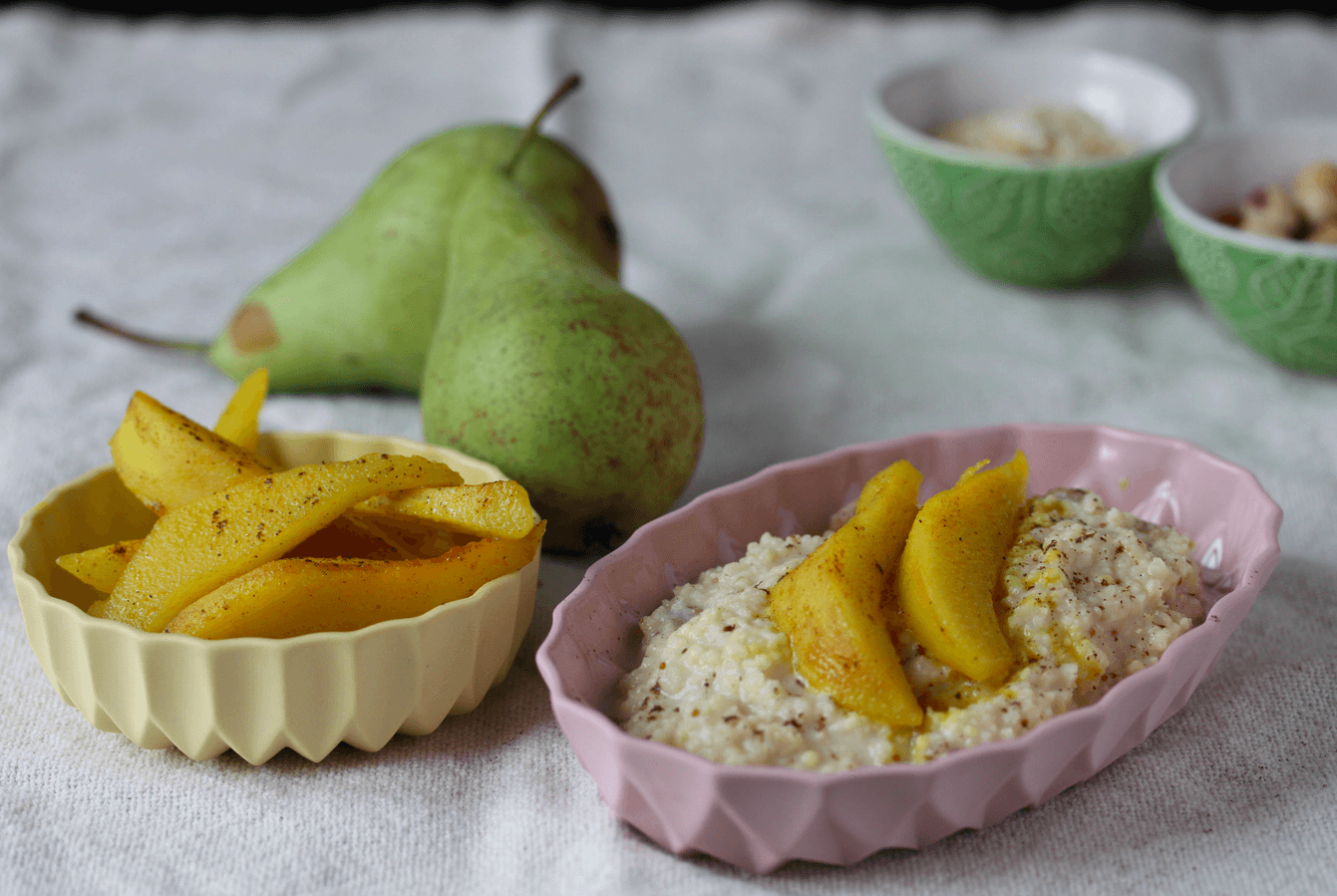 Ayurvedisches Gemüsegericht in einer Tonform wird mit Öl zubereitet.