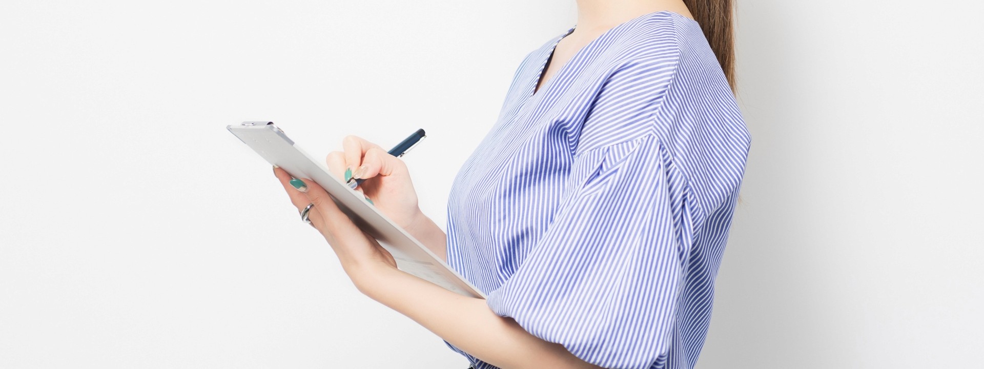 女性がヒアリングを行っている画像