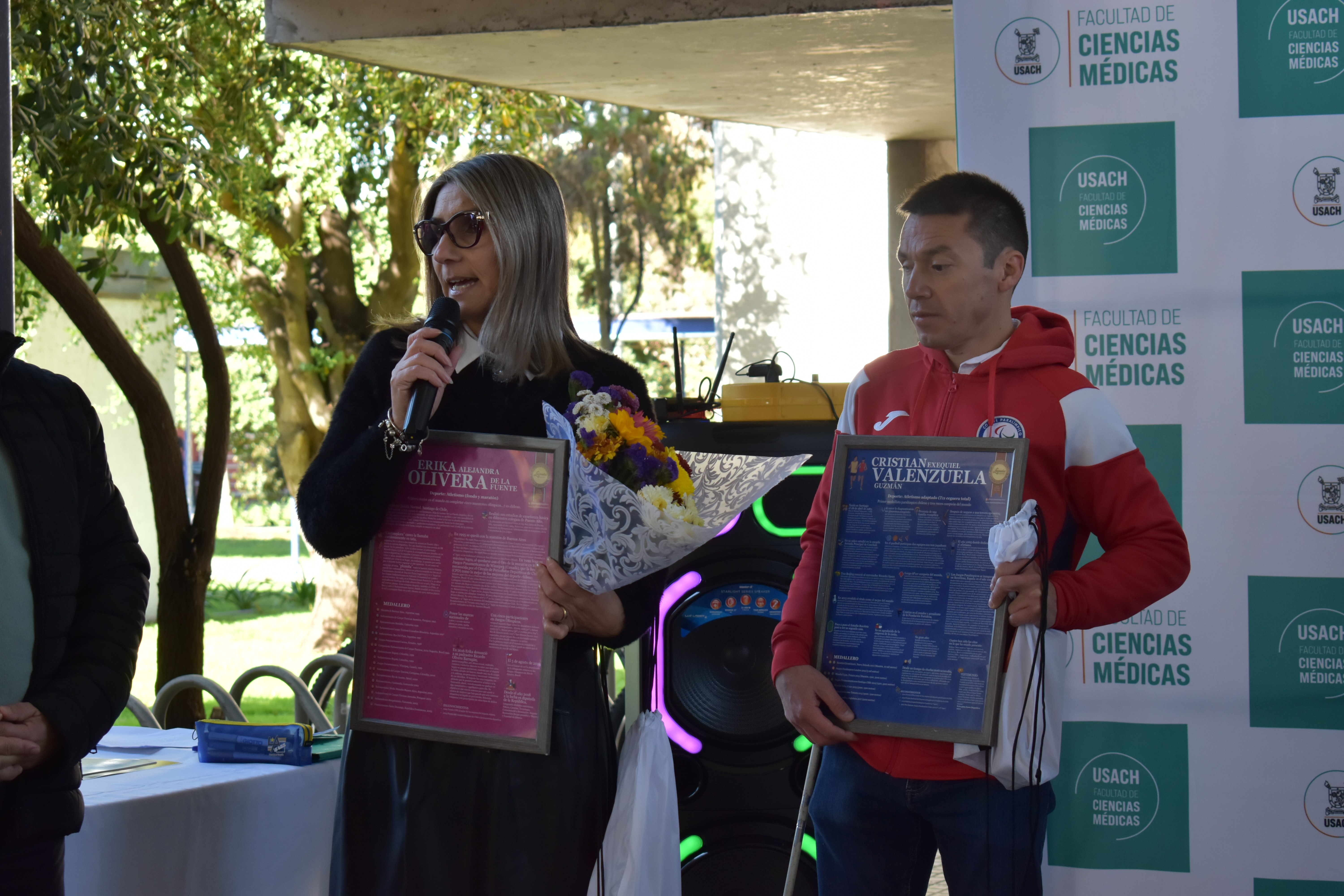 Cristián Valenzuela y Erika Olivera dando un discurso en la exposición Leyendas del Deporte en la USACH.