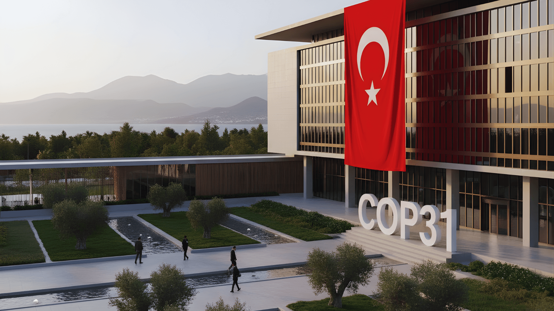 Türkiye'nin ev sahipliği yapacağı, uluslararası delegasyonların ve liderlerin katıldığı COP31 İklim Zirvesi için tasarlanmış modern bir kongre merkezi girişi. Görselde, zirvenin logosu ve arkada dağ ve deniz manzarası yer alıyor, Türkiye'nin küresel iklim diplomasisindeki rolünü simgeliyor.