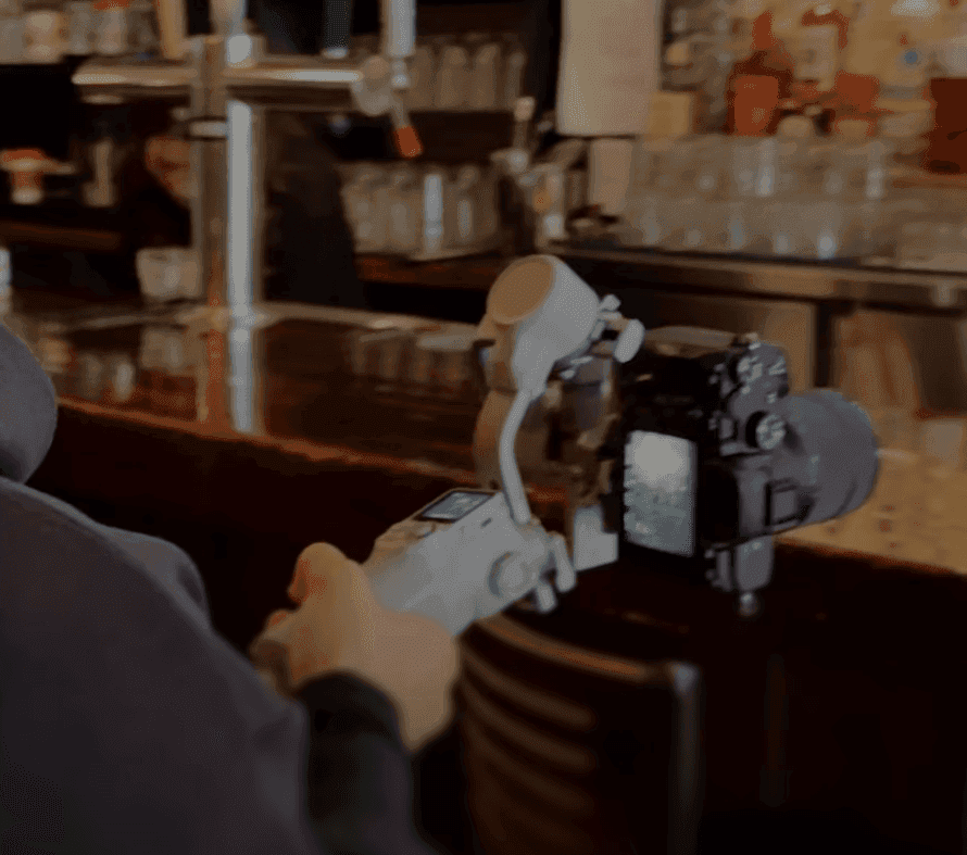 Eine Person filmt mit einer Kamera