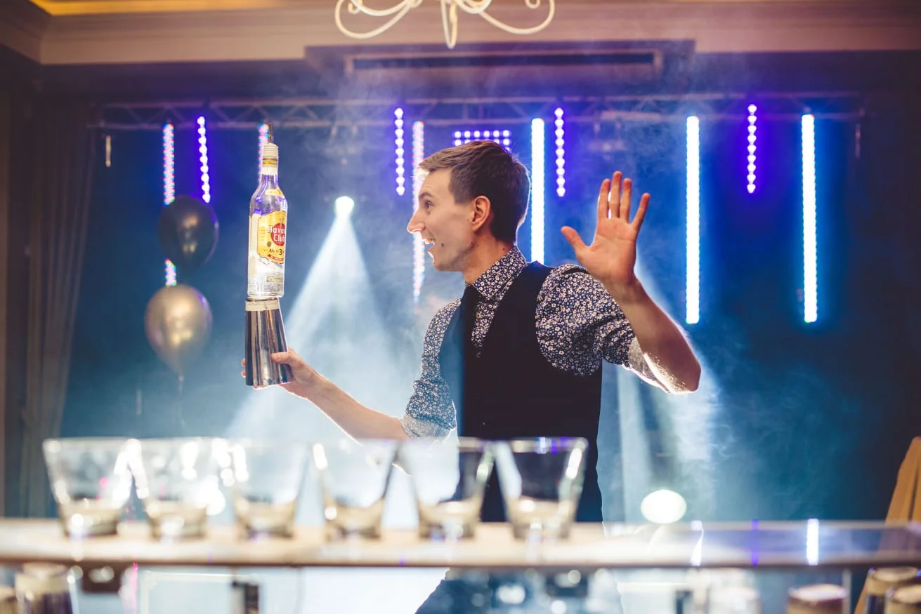 elegancki koktajl z suszonymi owocami i pianką wykonany przez barmana na wesele