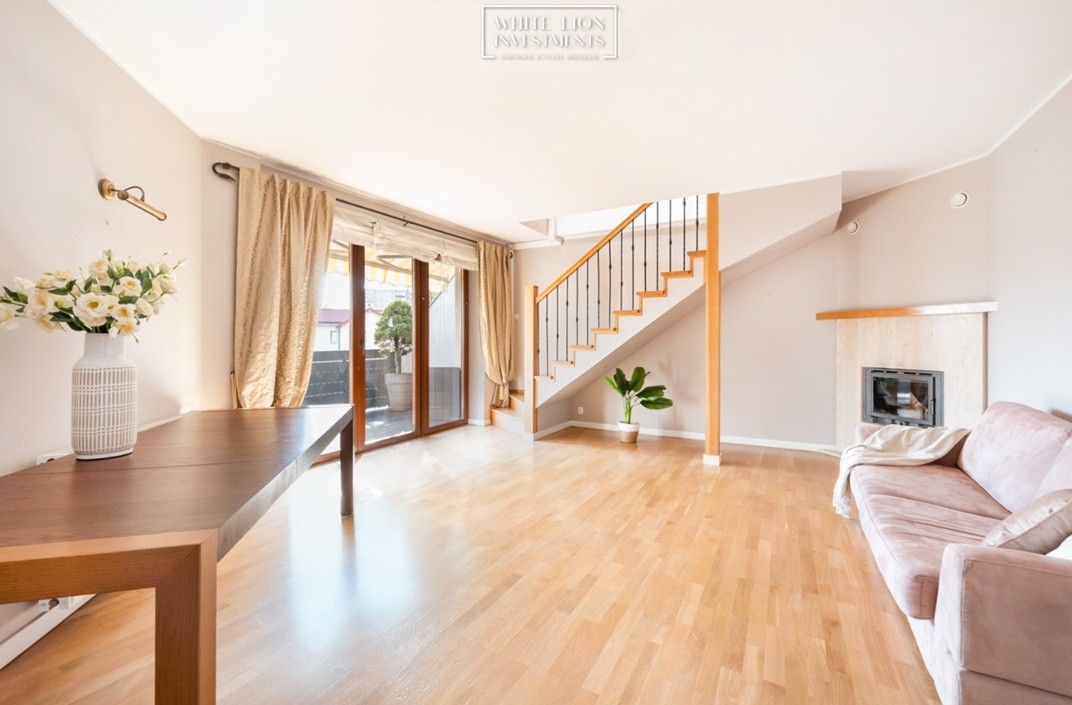 wnętrze dużego domu salon z widokiem na raras