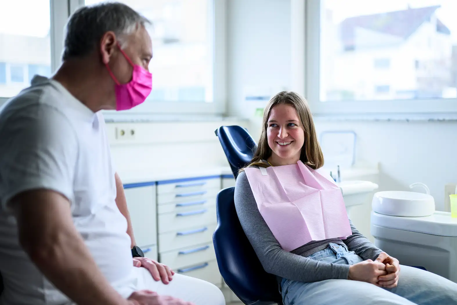 Zahnarzt bei der Behandlung