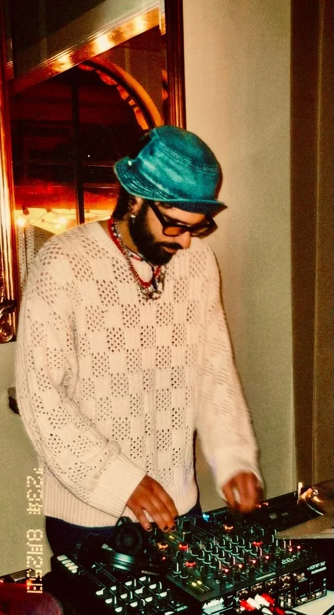 DJ Pizza Mob vender vinyl på Café Bopa