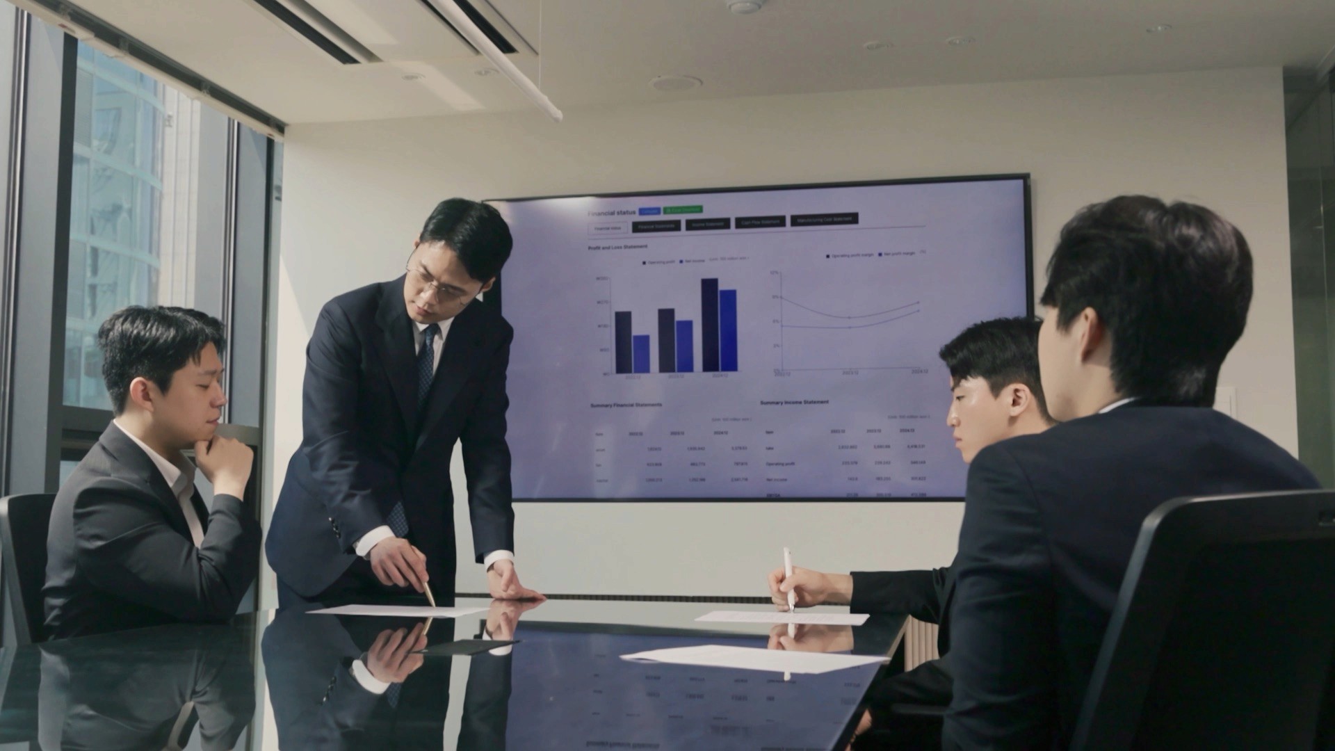 M&A 자문 전문기업 더블유엠디(WMD) 실무진이 M&A 매각 전략을 논의하는 회의 모습.