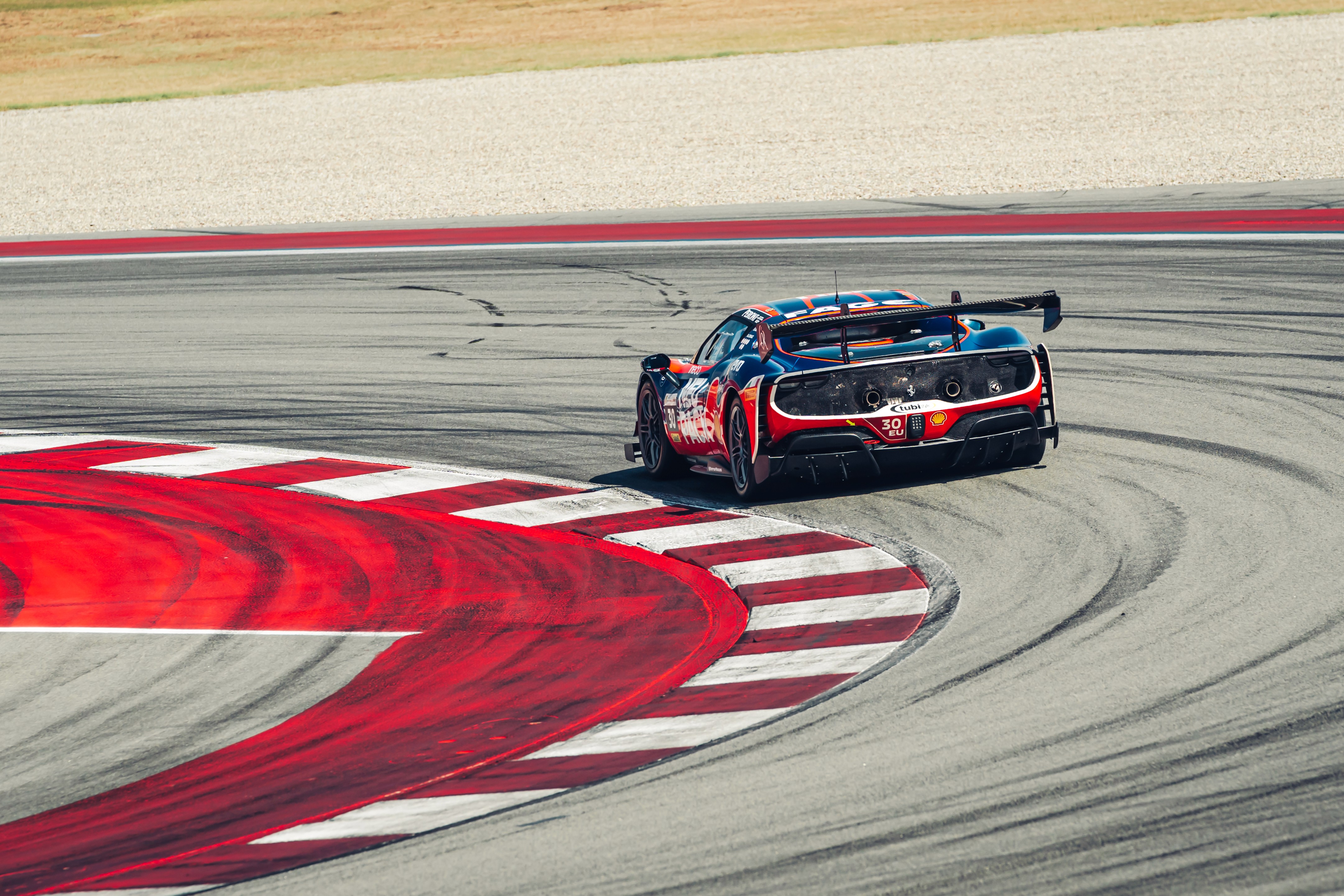 Ferrari 296 gt3 affronta curva in circuito