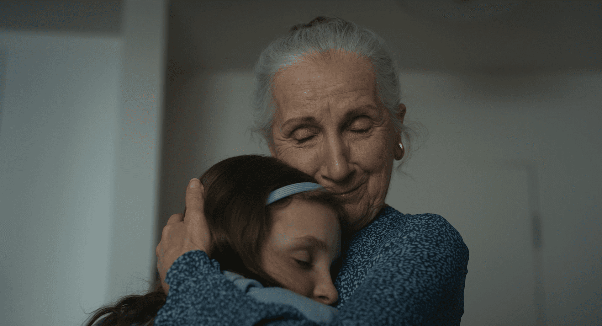 Une grand-mère enlace sa petite-fille dans ses bras.Scène tirée de la série télé Claire et les vieux, avec Irlande Côté et Muriel Dutil