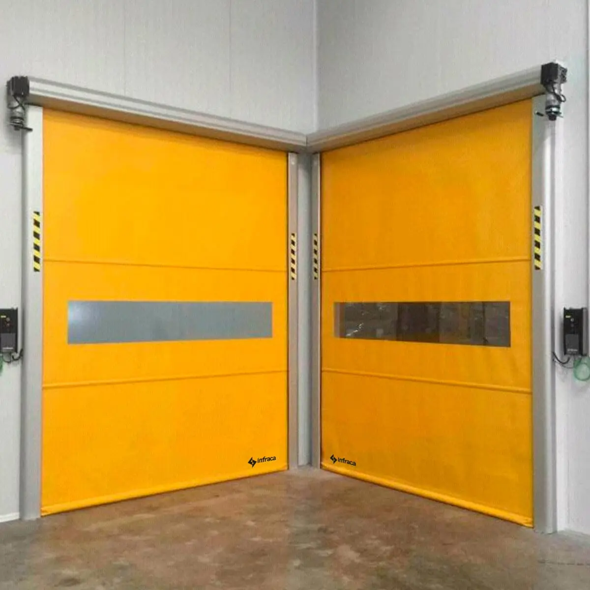 Puerta rápida de aluminio color amarillo, ideal para interiores con poco espacio. Evita la entrada de polvo y humedad, con alto sellado y ahorro energético.