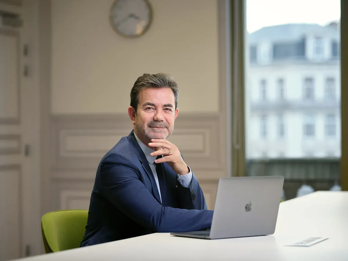 Portrait professionnel homme dynamique — photo corporate Lille 2025 | Anteale Yann Manac’h