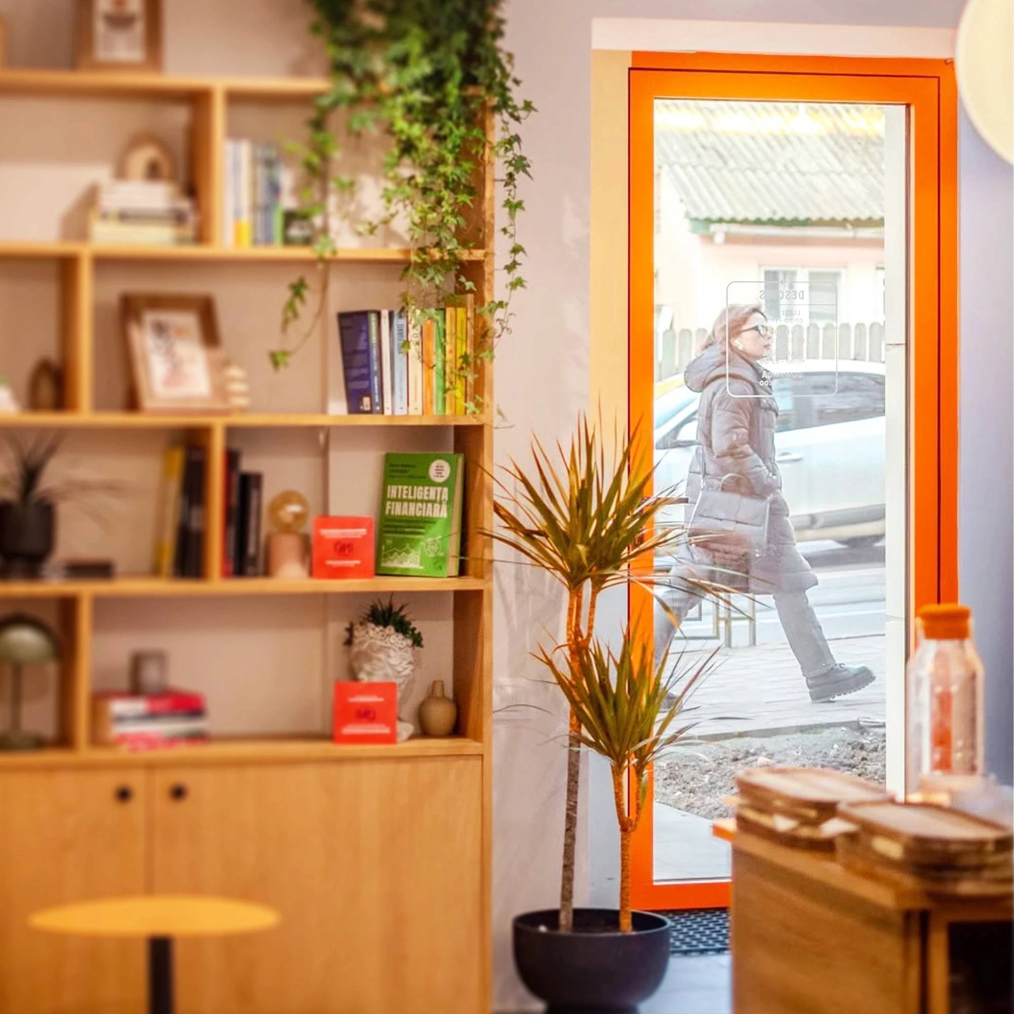 Interior cafenea TwoSpace, cu ușă colantată portocaliu vizibilă din interior
