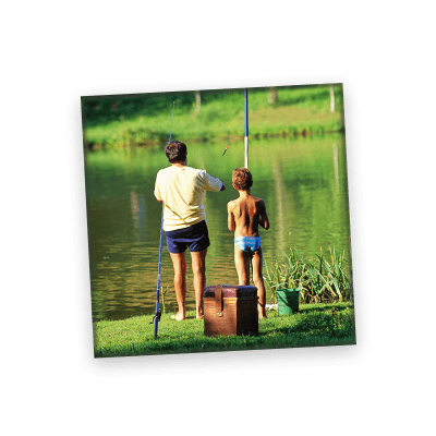 Pessoa segurando fotolivro com foto de mulher sorrindo ao ar livre, com a frase “Eu amo o Norte” escrita no canto da imagem