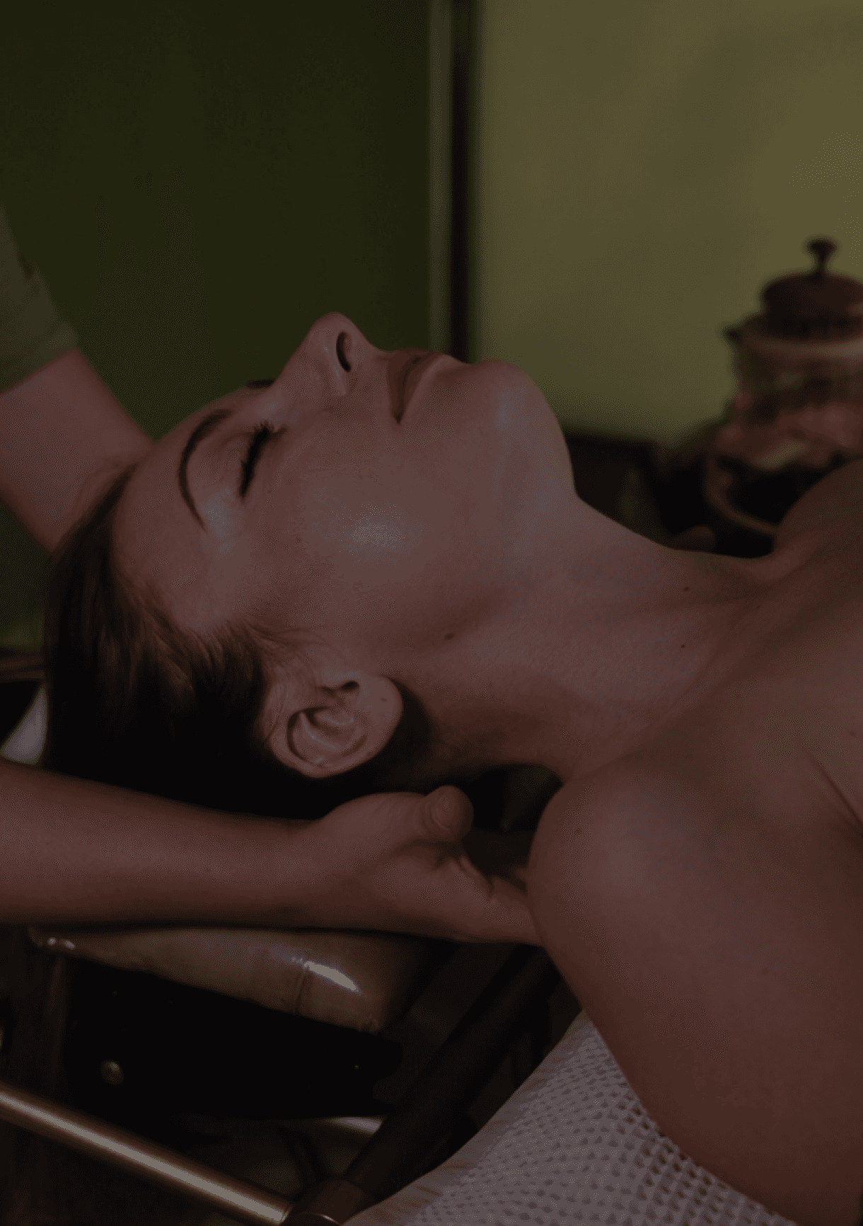 Relaxační masáž šíje a hlavy při head spa proceduře