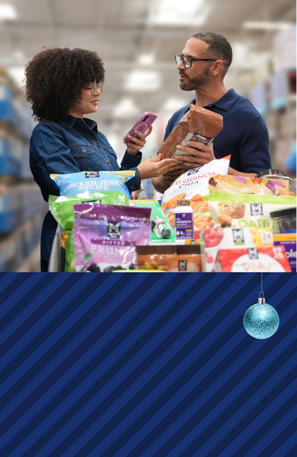 imagen de un chico joven escaneando diferentes productos con su celular para pagar con Scan & Go de Sam's Club