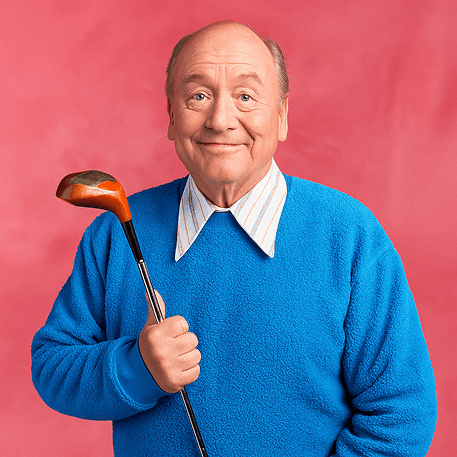 La photo d'un senior, un club de golf à la main, confiant face aux arnaques en ligne.