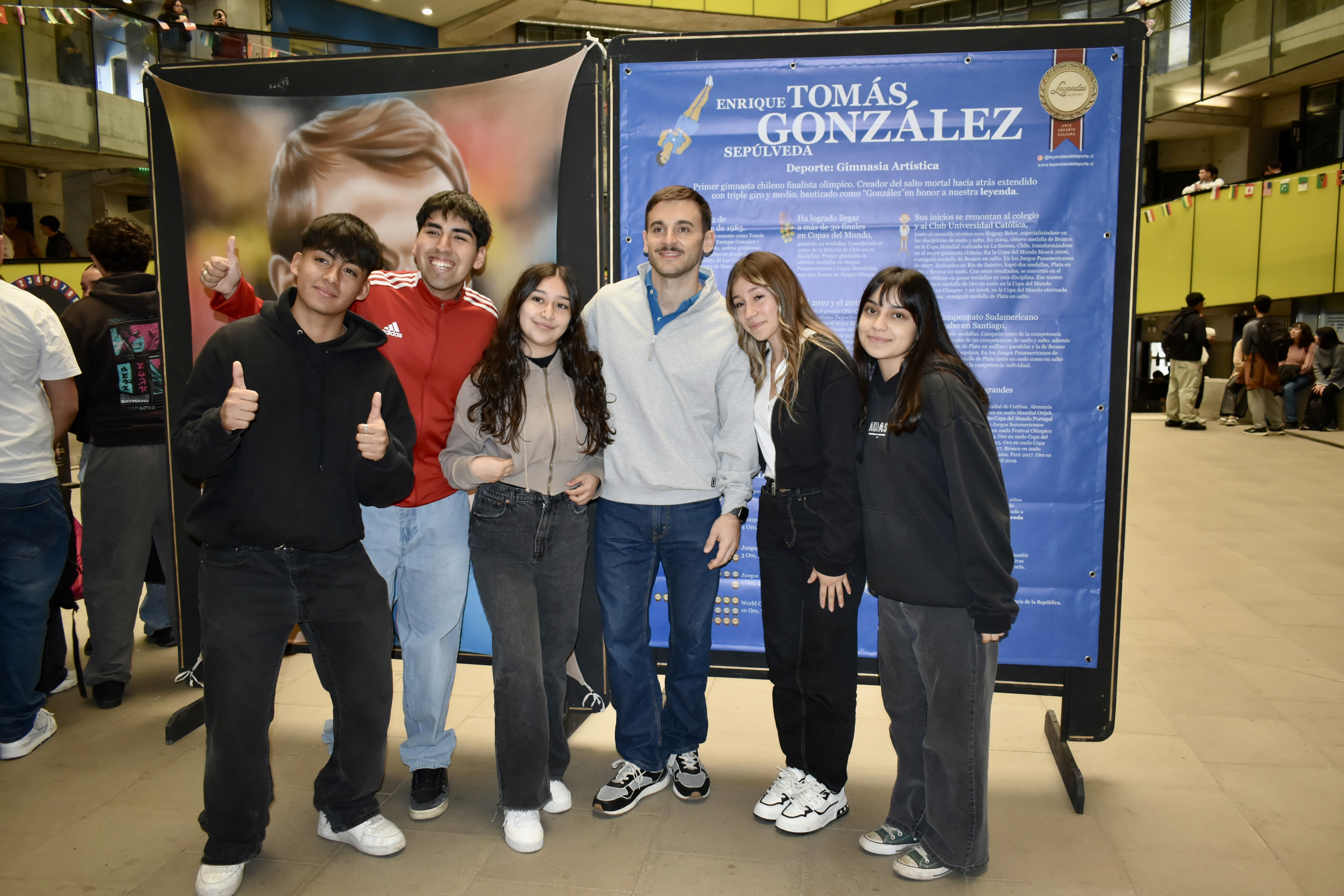 Tomás González interactuando con el público y aficionados en la exposición Leyendas del Deporte