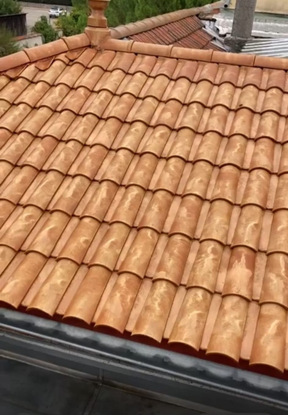 Photo d'une gouttière en zinc fraîchement installée sur une toiture à Lyon