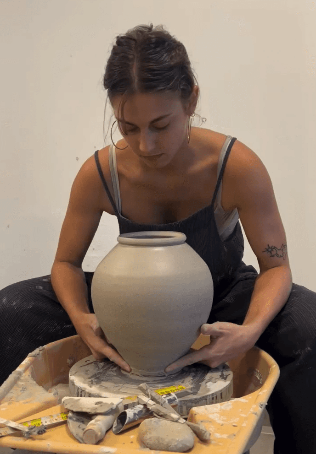 chica haciendo torno