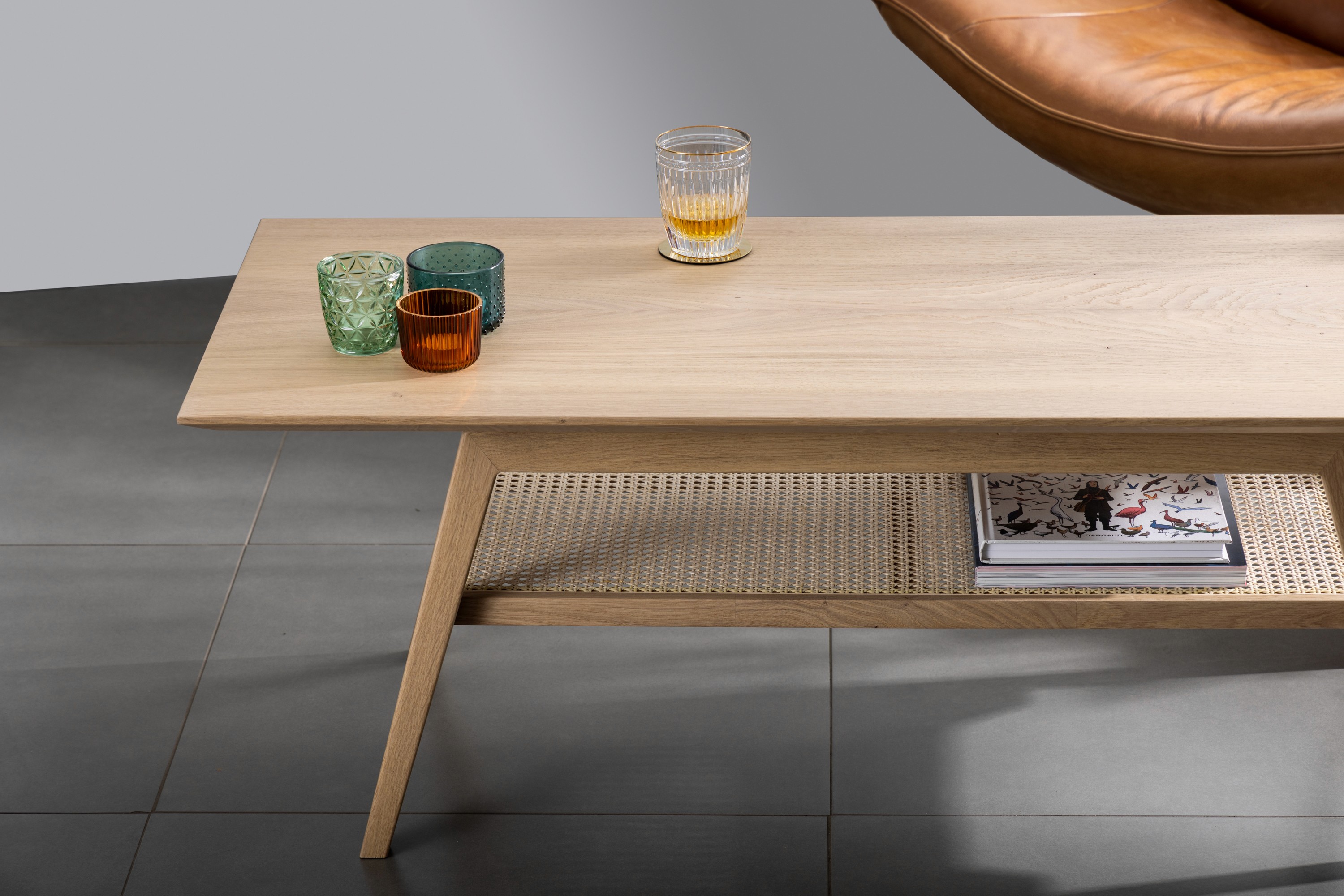 handgemaakte eikenhouten koffietafel met kaarsenhouders op het tafelblad en een boek op het onderblad