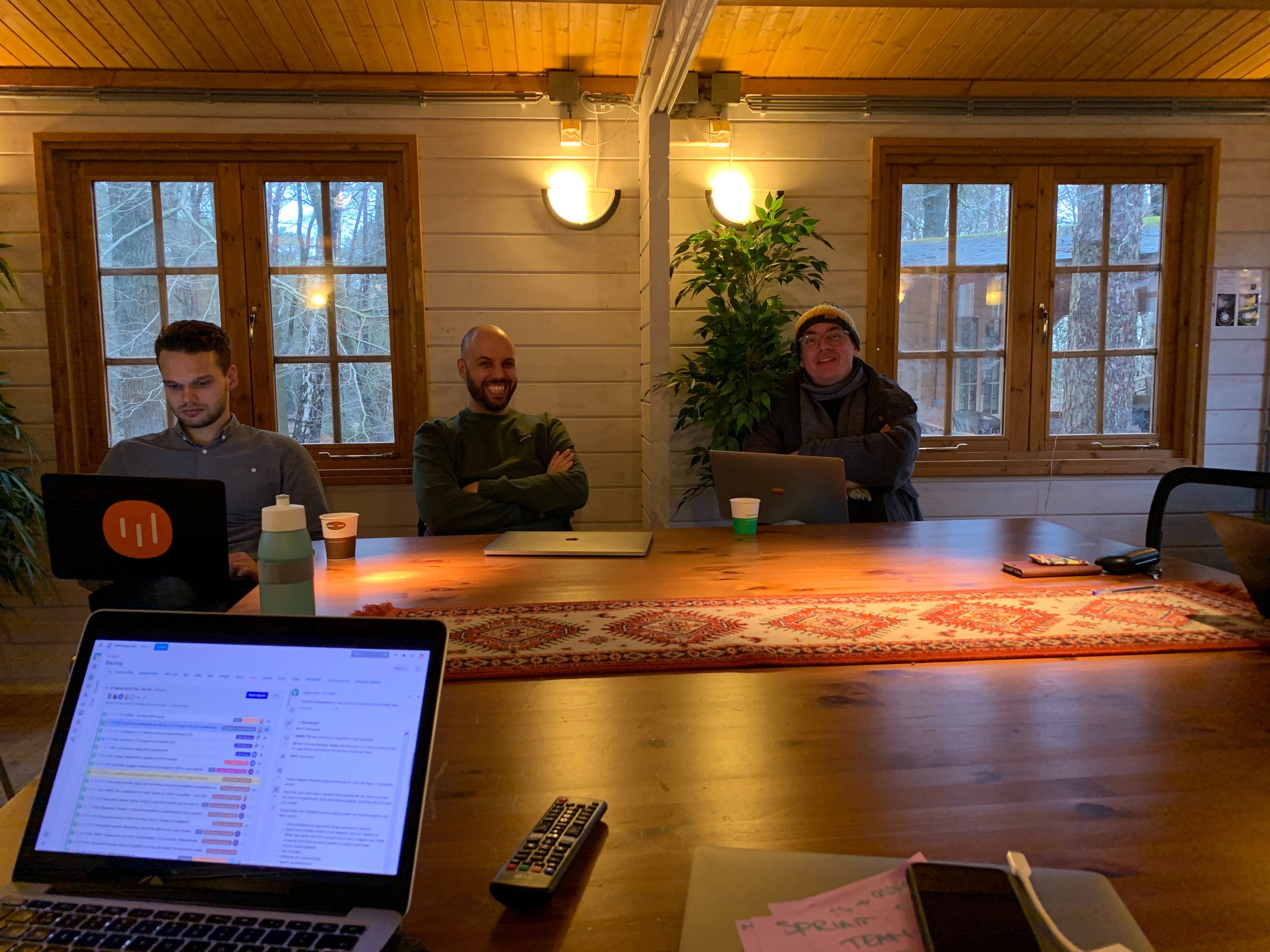 Foto van mensen die werken aan een tafel