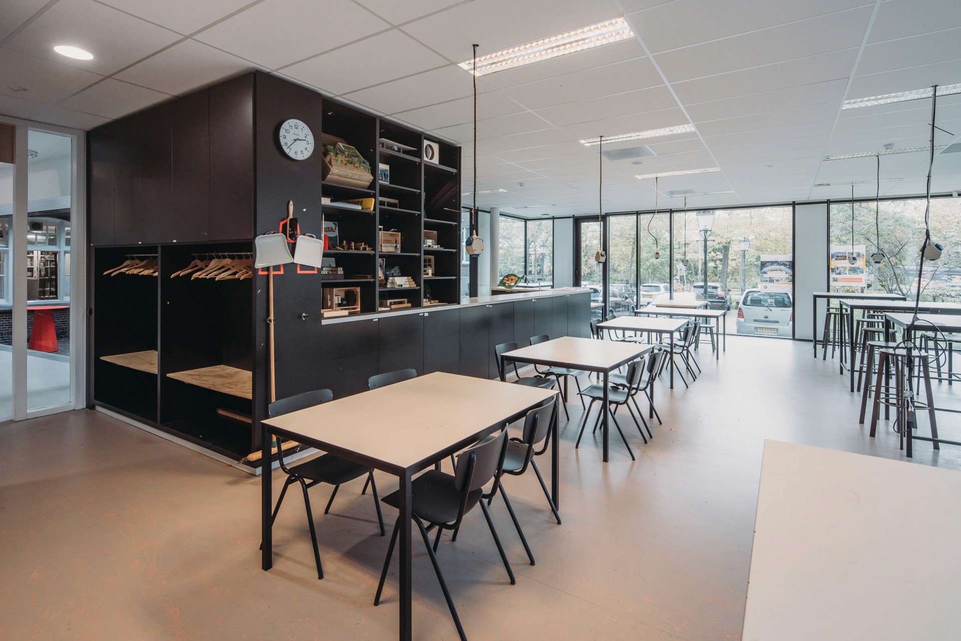 Interior photo of one of the two technasium workshop spaces with storage, workbench and worktables
