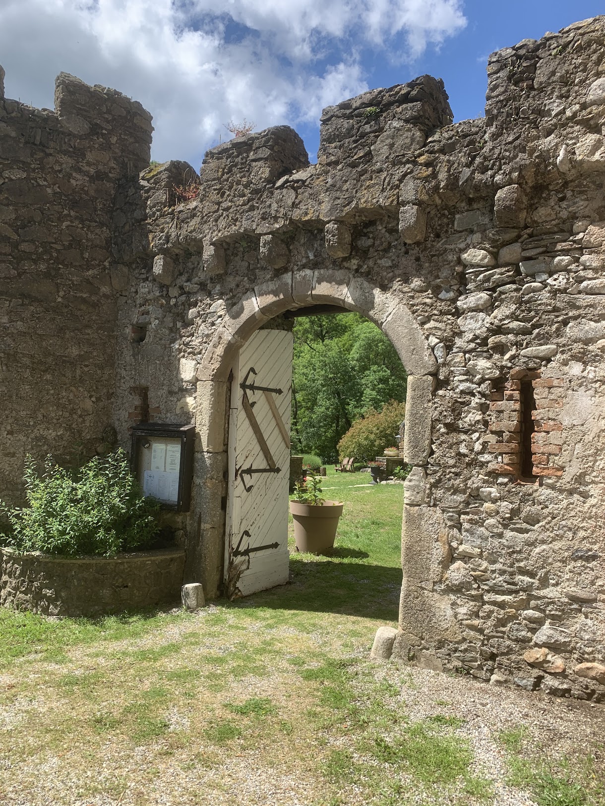 porte médiévale de l'hotel restaurant du château du rey