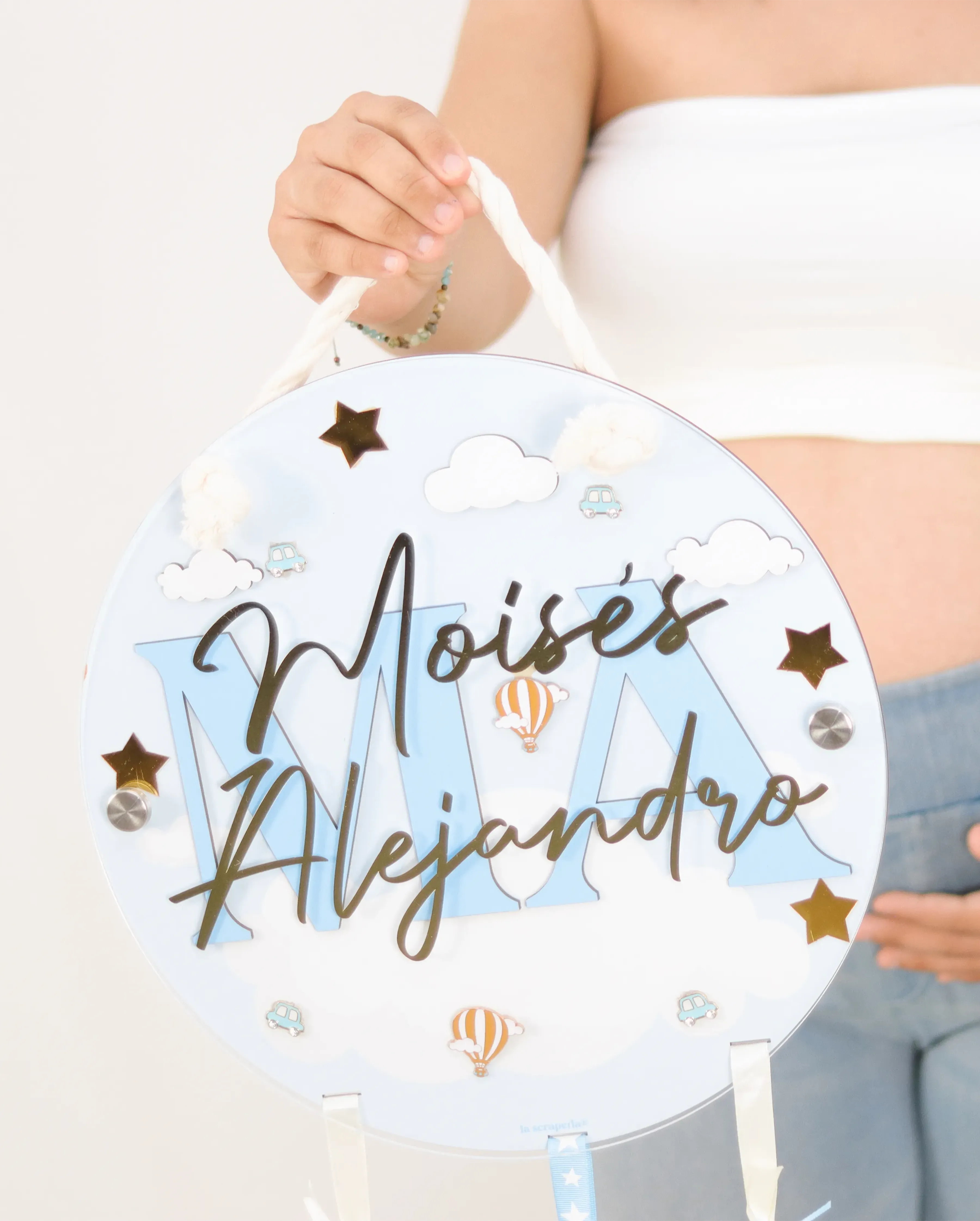 Detalle de letrero azul con el nombre “Moisés Alejandro”