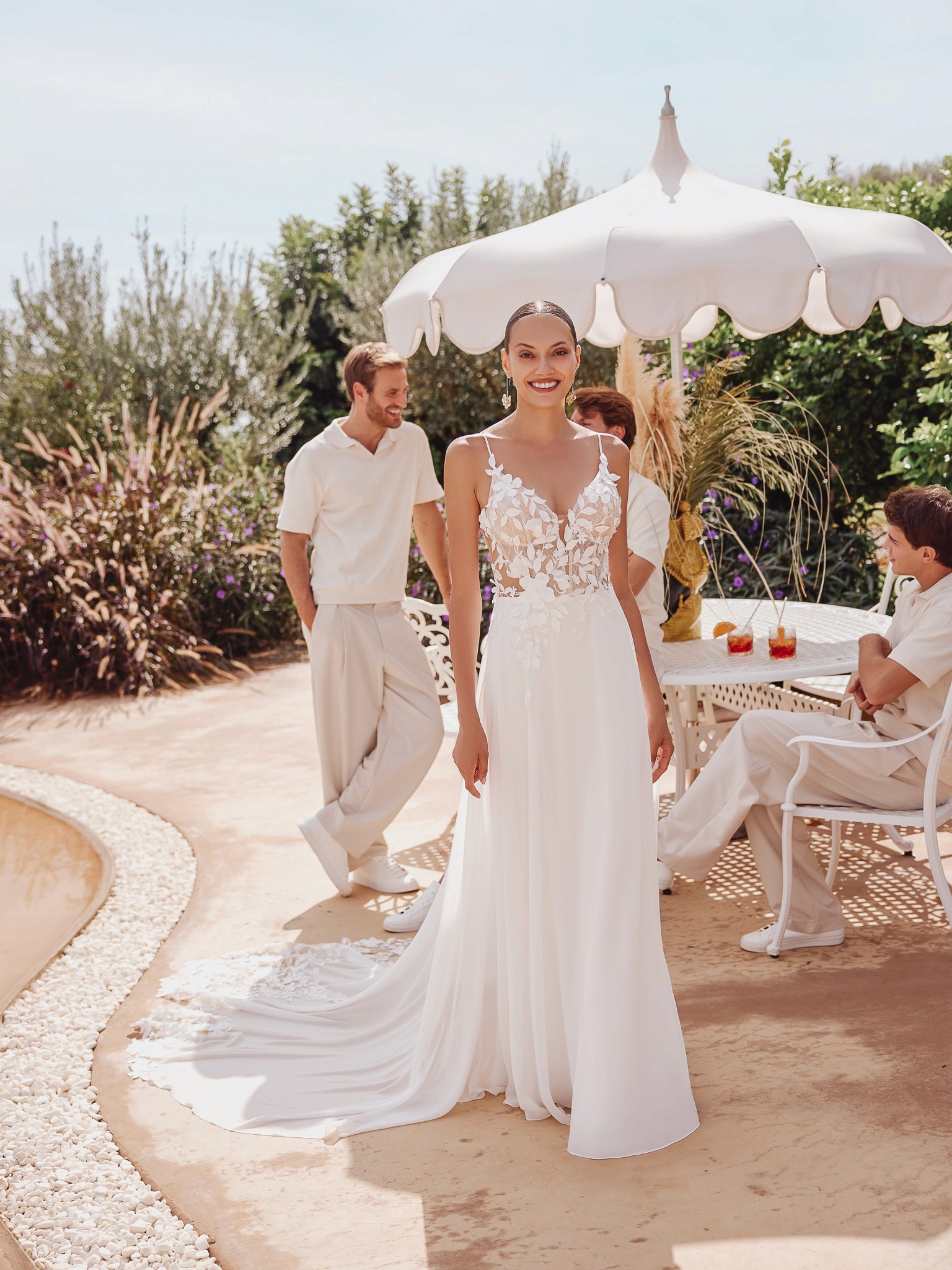 Romantisches A-Linie Brautkleid von Modeca mit feiner Spitze und floralen Details