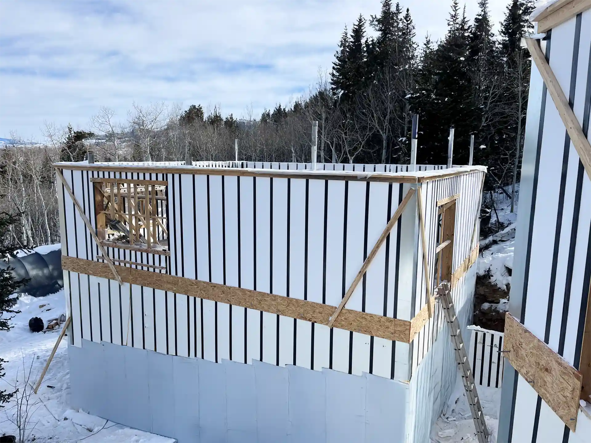 A home being built in the snow with Rub-R-Shield protecting the foundation