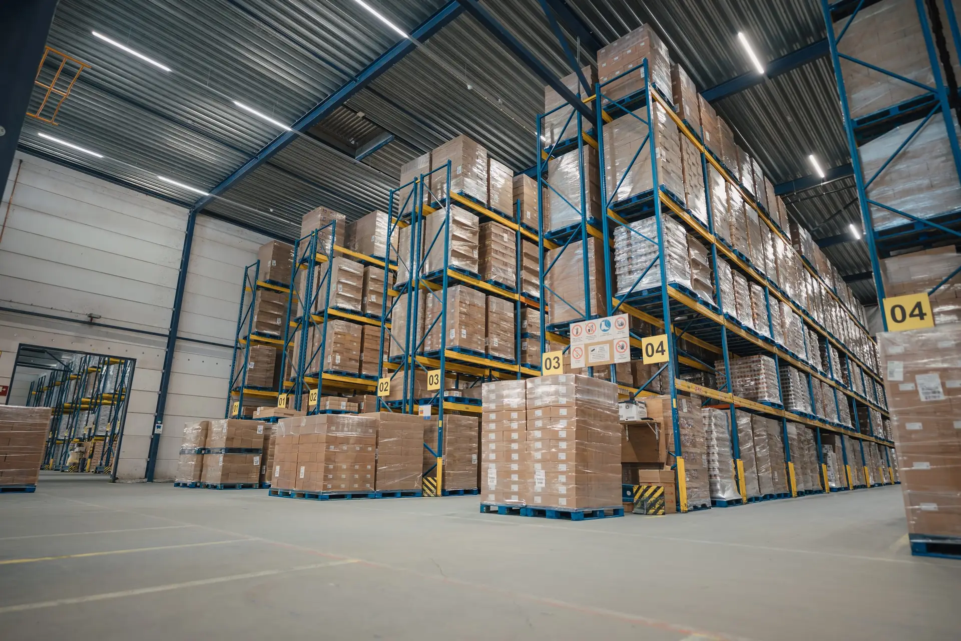 Hoge palletstellingen in een moderne magazijnhal