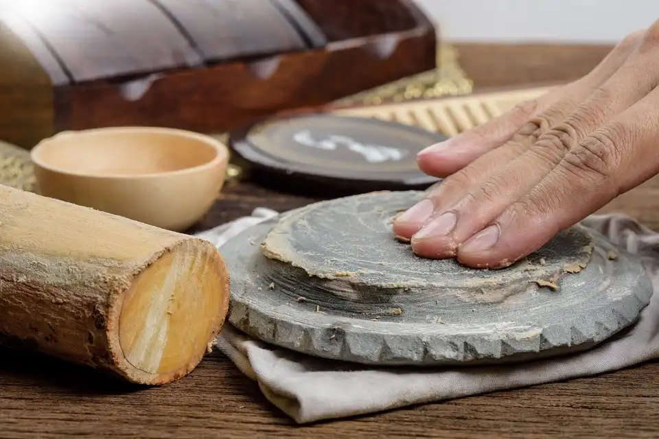 Thanaka Paste along with the Bark