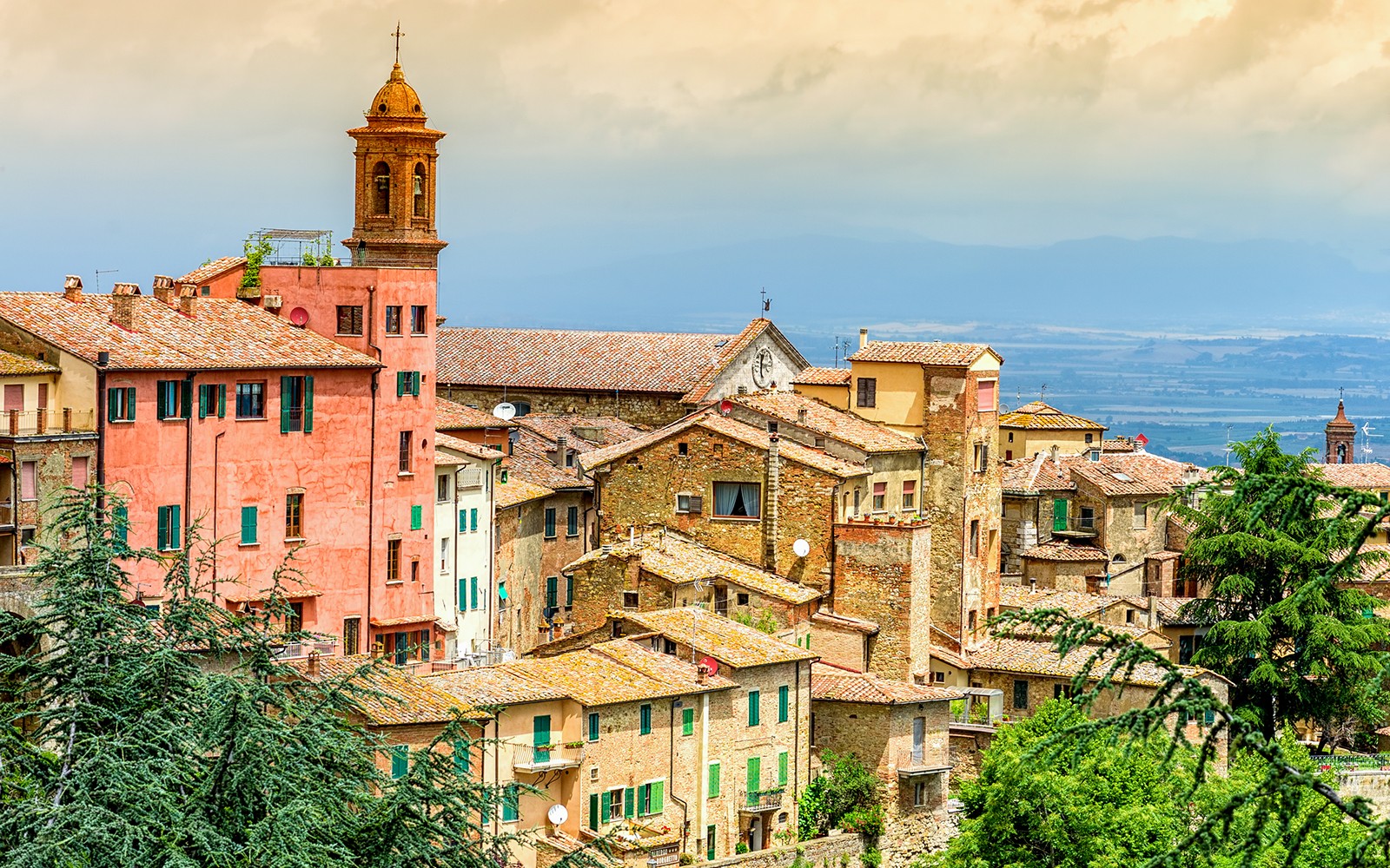瓦爾多爾喬村，擁有鄉村建築和鐘樓，背景是托斯卡納的風景。