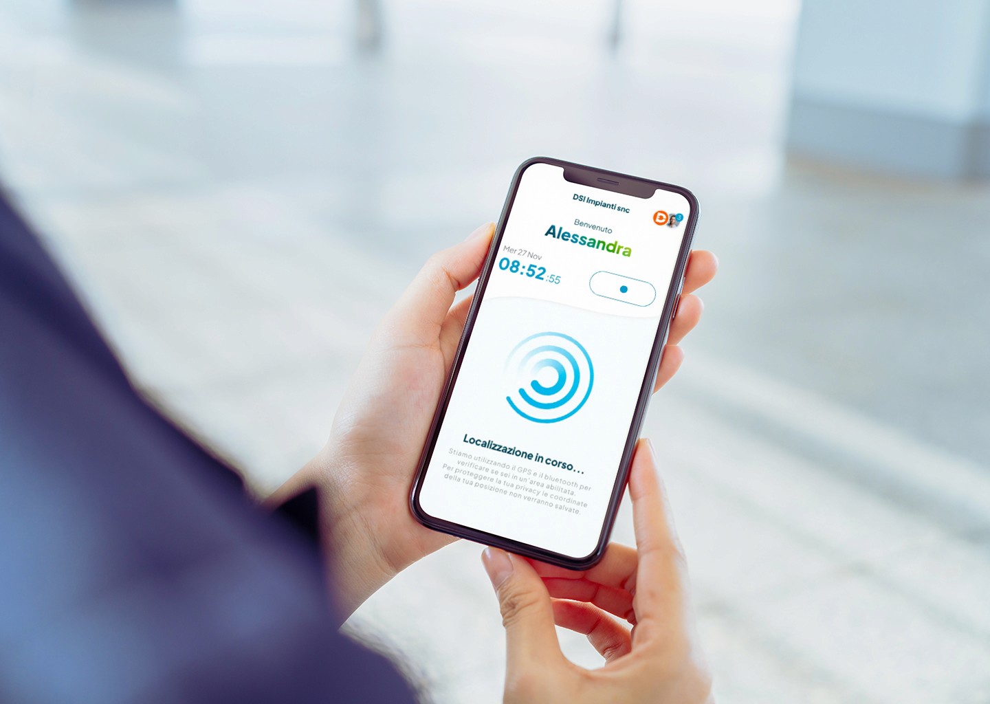 Smartphone con app aperta su schermata di timbratura e localizzazione tramite geofencing