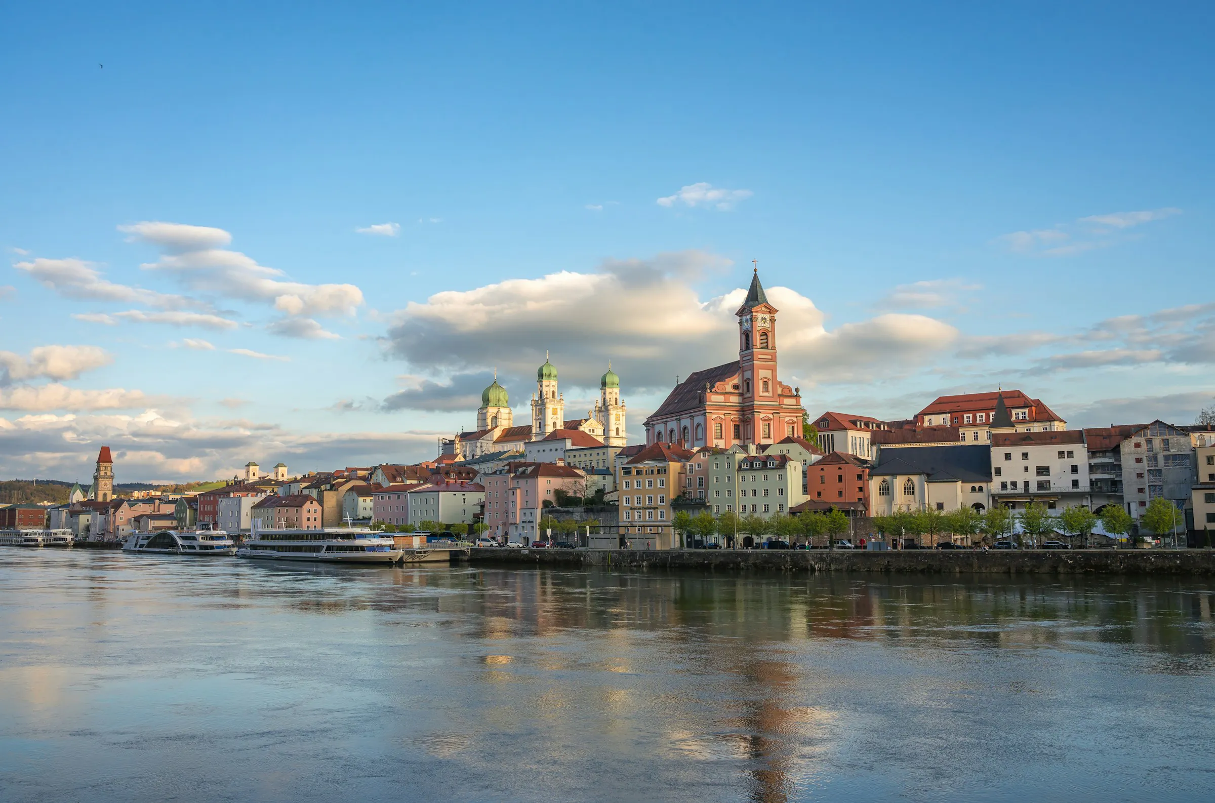 Passau, Altstadtsilhouette mit Dom St. Stephan und Rathausturm über der Donau im Abendlicht