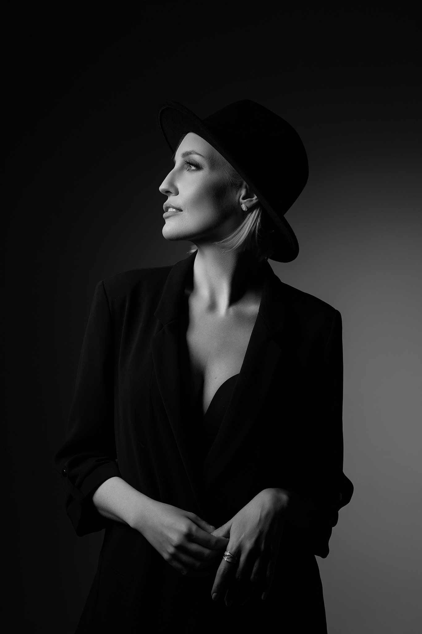 Agnieszka Czyzkowska kobiece sesje fotograficzne Warszawa portret kobiety w kapeluszu czarno-biale