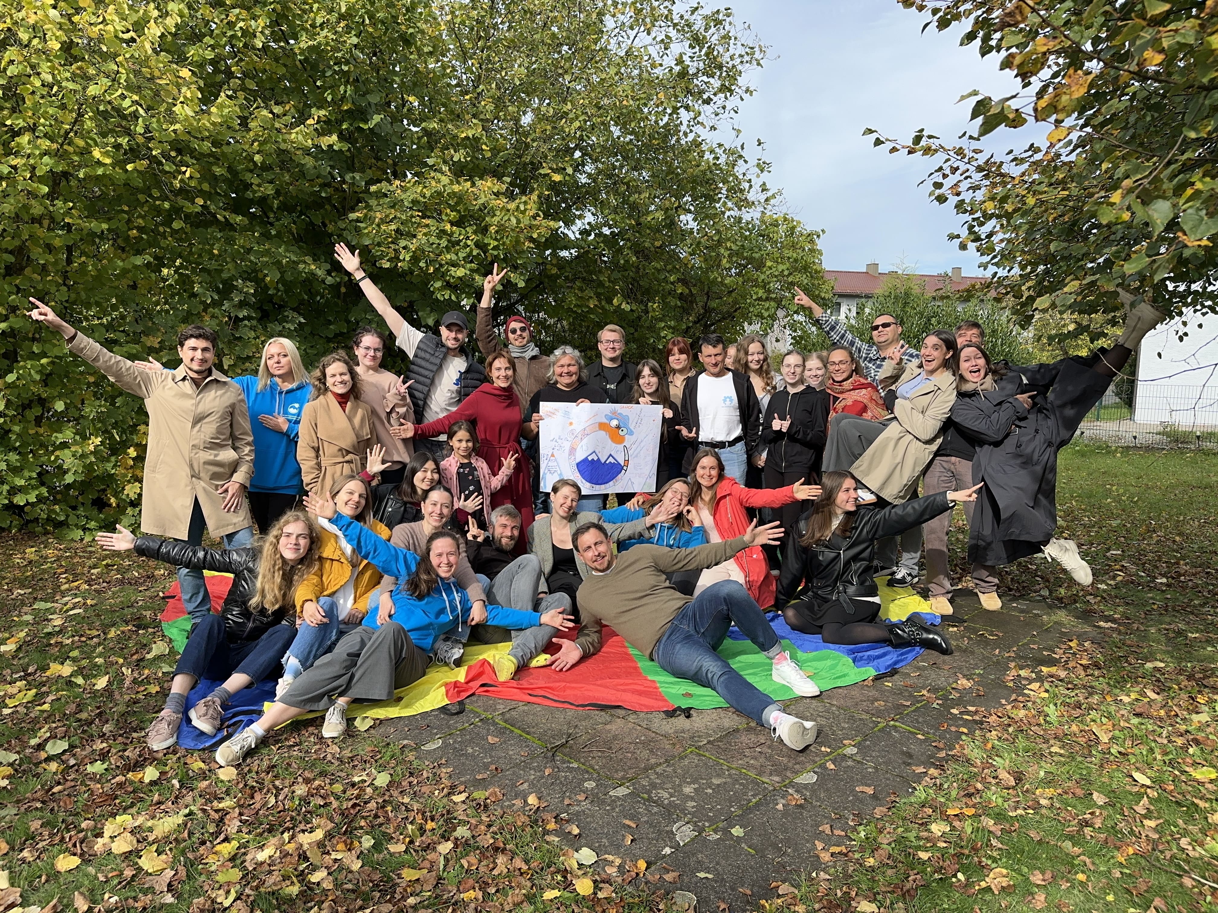 Verbandmitglieder posieren gemeinsam für ein Gruppenfoto.