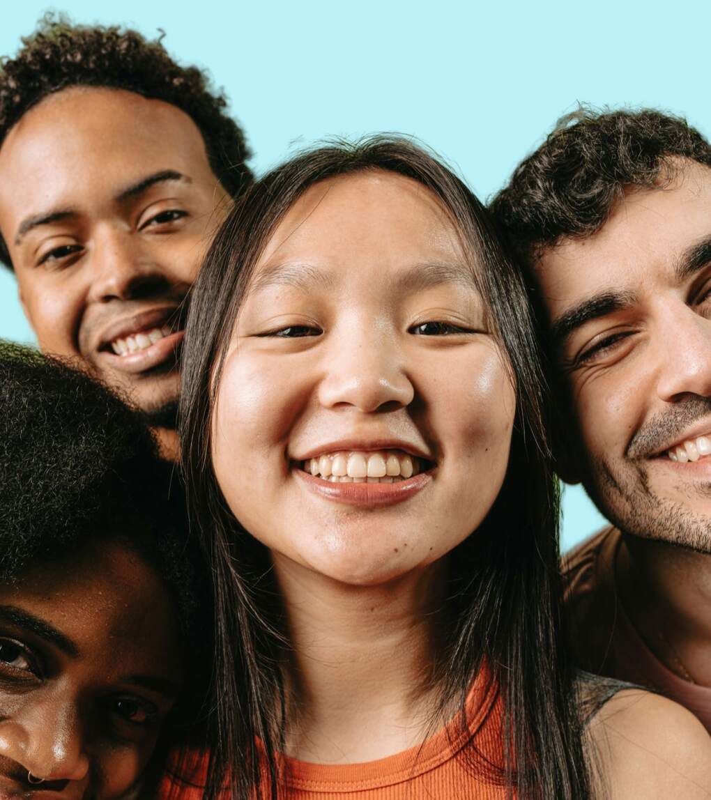 Glade unge voksne som smiler sammen og viser sunne tenner etter profesjonell tannbehandling hos tannklinikk i Oslo.