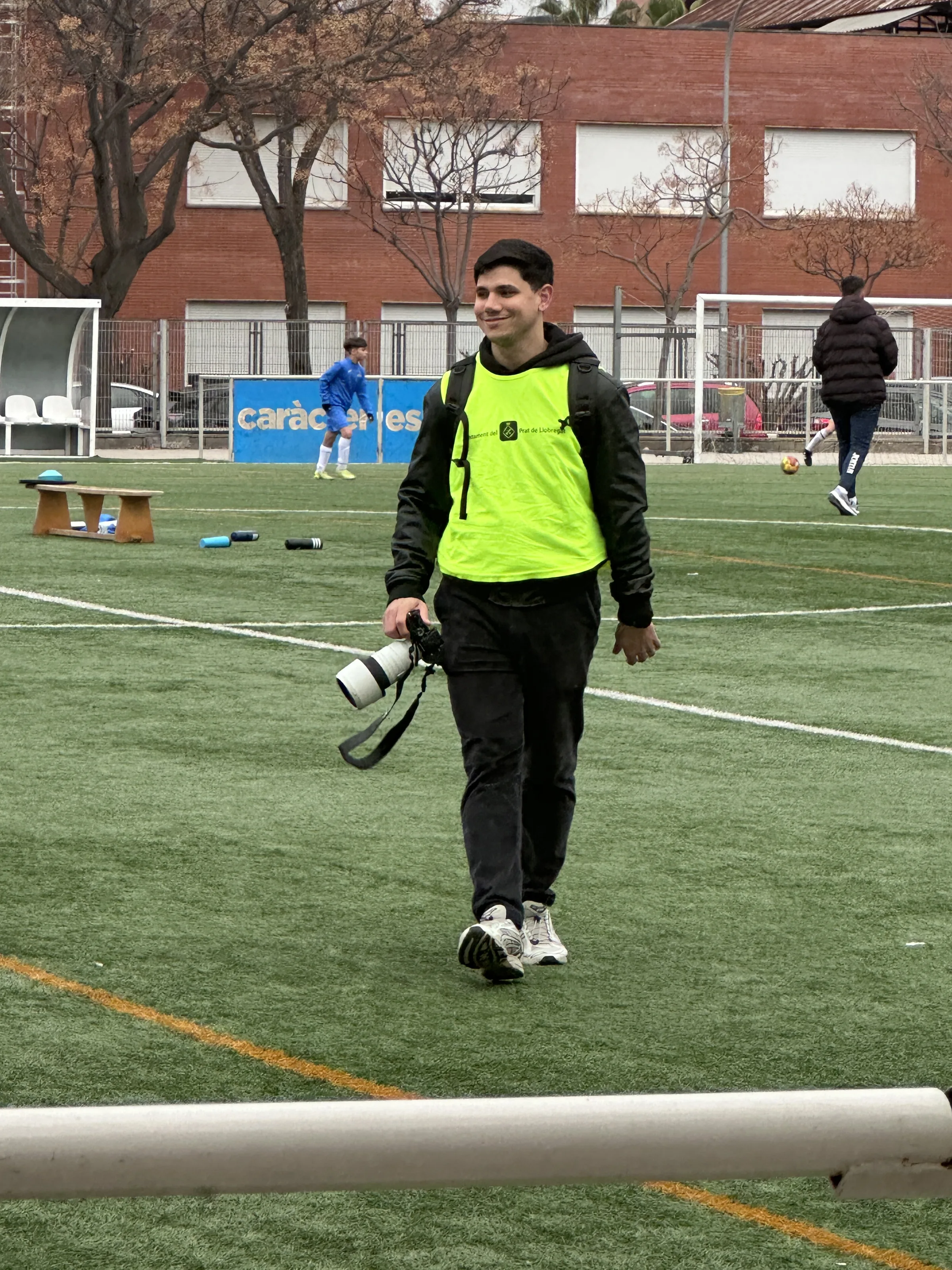 fotografo en campo de futbol