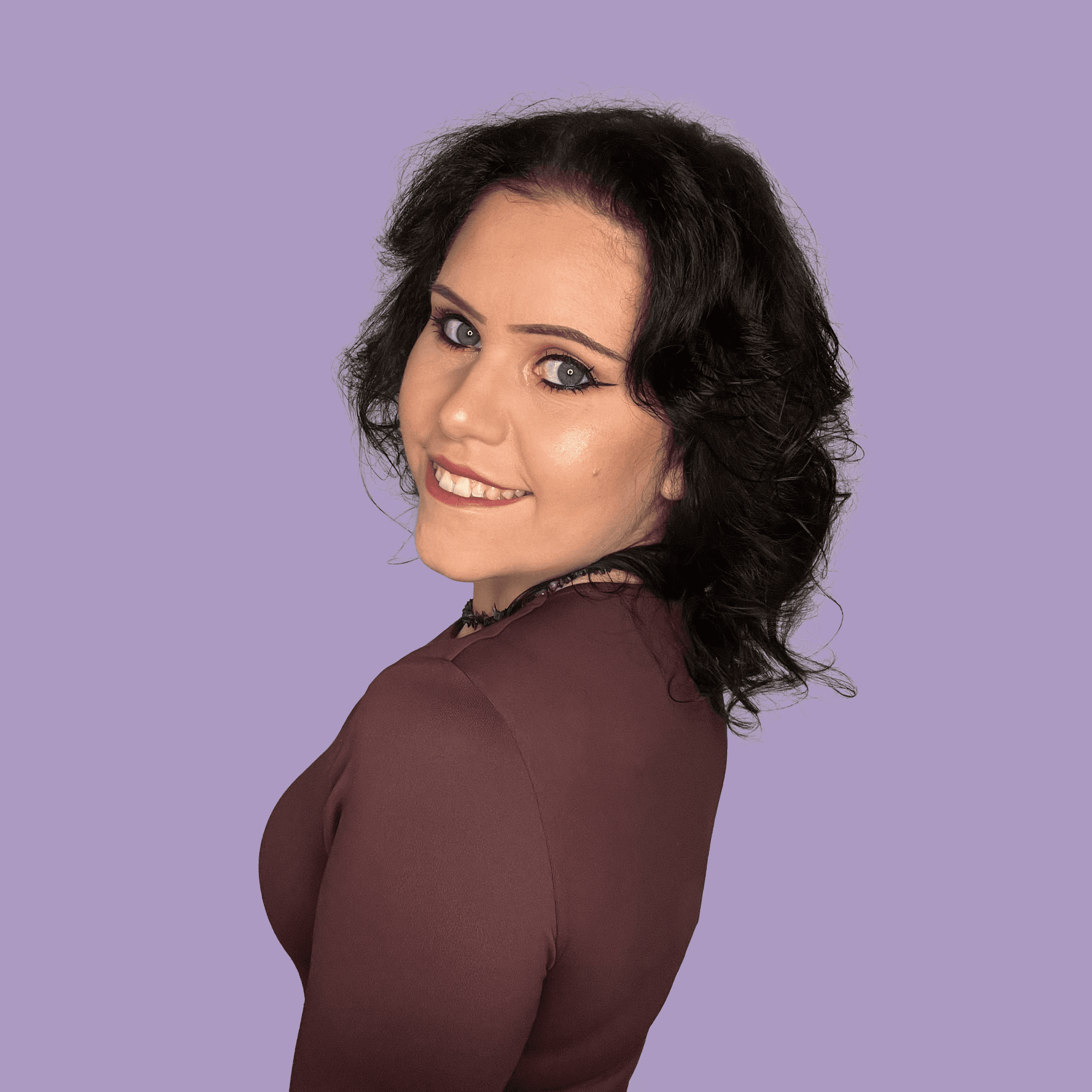 Antonia sitzt lächelnd auf Stuhl