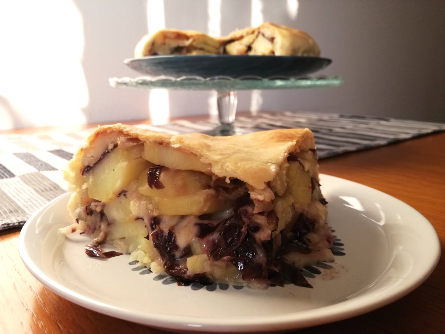 Fetta di torta patate, radicchio e fontal
