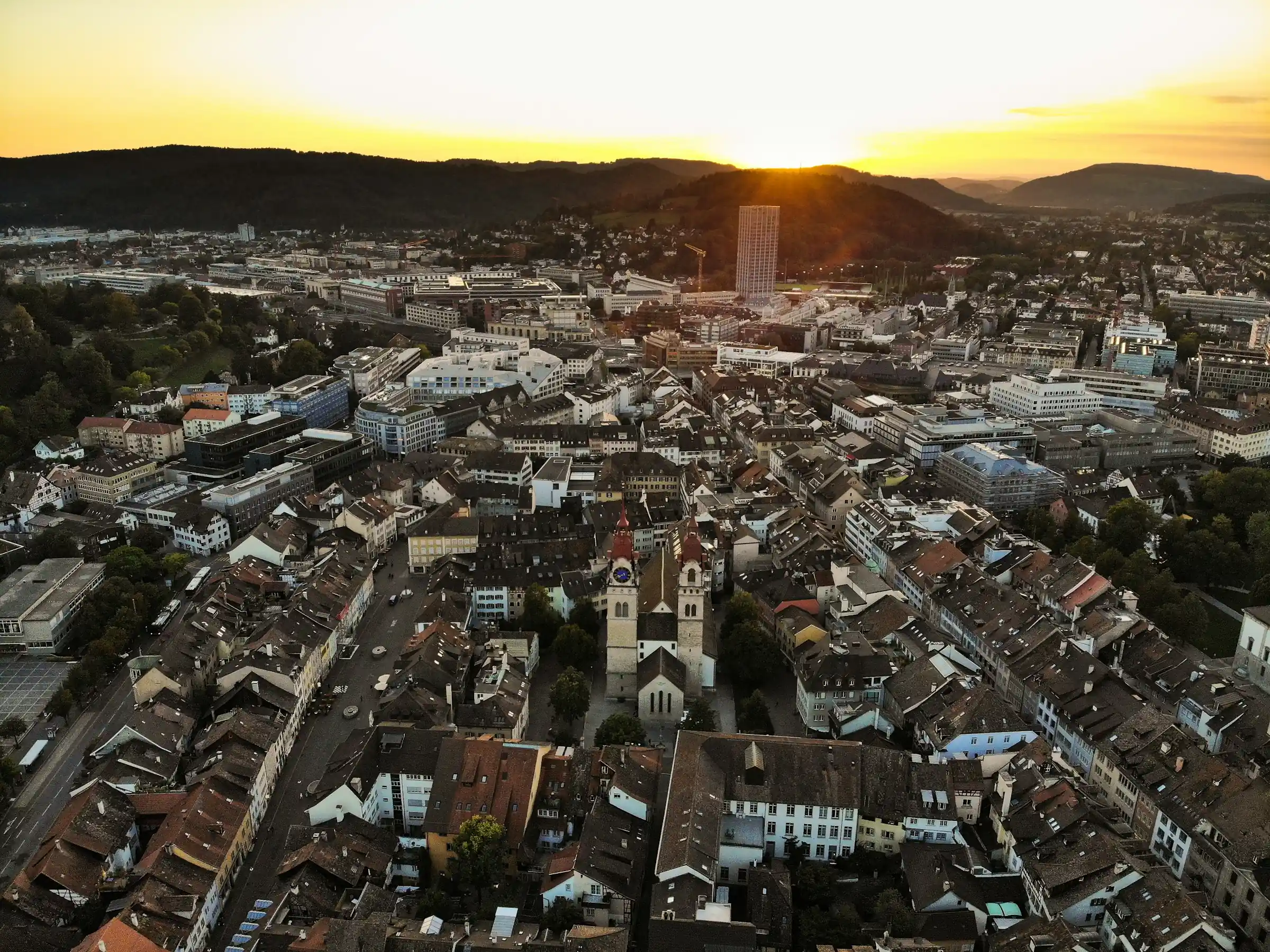 Winterthur, Luftbild der Stadt mit Stadtkirche und Sulzer-Hochhaus im Sonnenuntergang