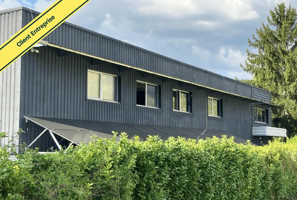 Photo d’une entreprise à Voreppe en France équipée de panneaux photovoltaïques dont l'installation a été faite par Solarock.